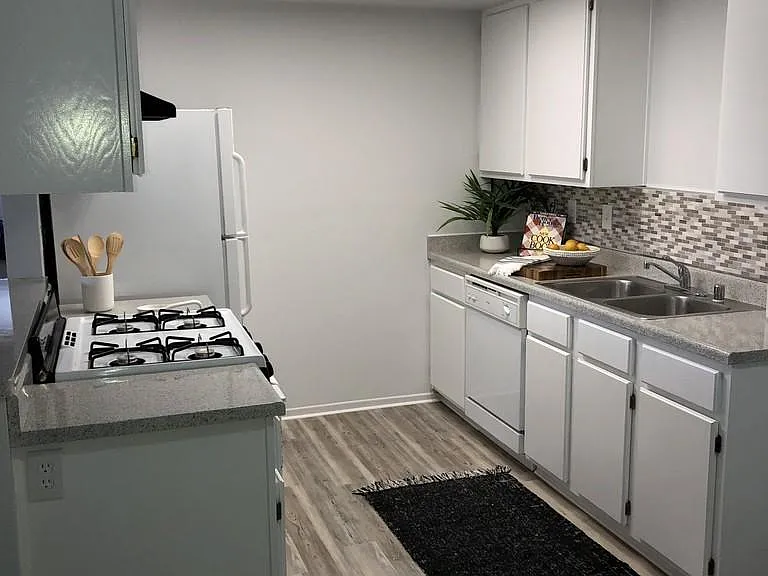 Goodmanor Apartments — Photo 6