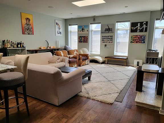 3rd image of 912 W Armitage Ave #3