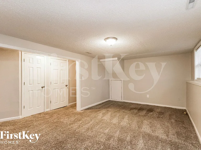 4900 N Sycamore Dr — Photo 8