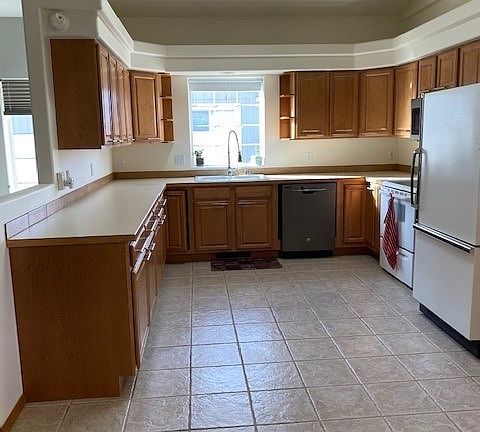 3rd image of 511 E Quintanilla Drive
