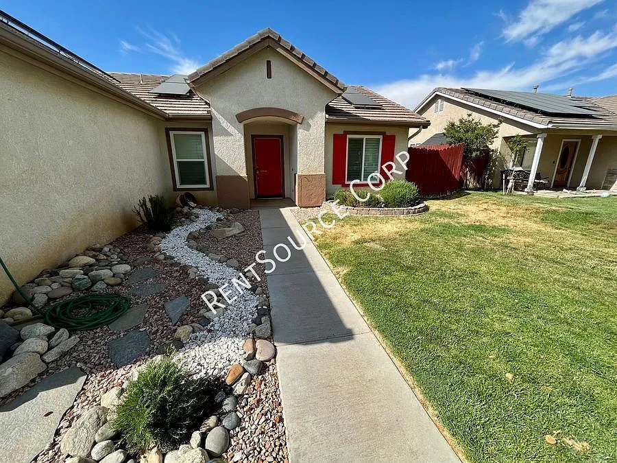 3 Bedrooms/2 Bathrooms Single Story Home for Rent in East Lancaster in the Antelope Valley — Photo 2