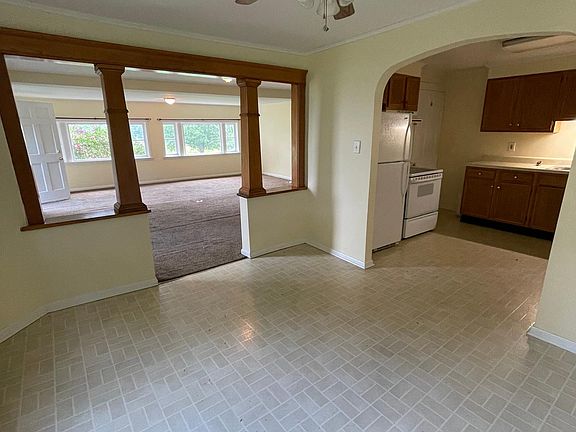 Full kitchen, dining room, large bright loving room 1.5 baths