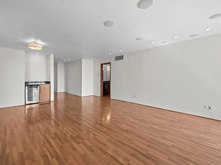 8530 Holloway Dr #306 — Photo 4