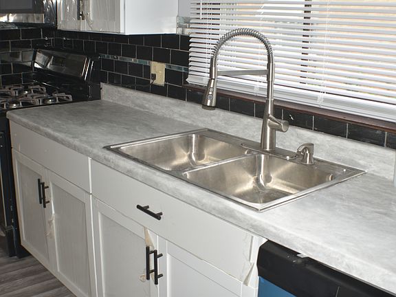 5th image of 714 E 156th Pl