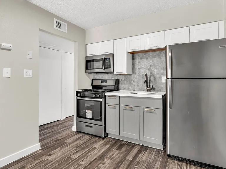 Elton Studio Suites — Photo 33