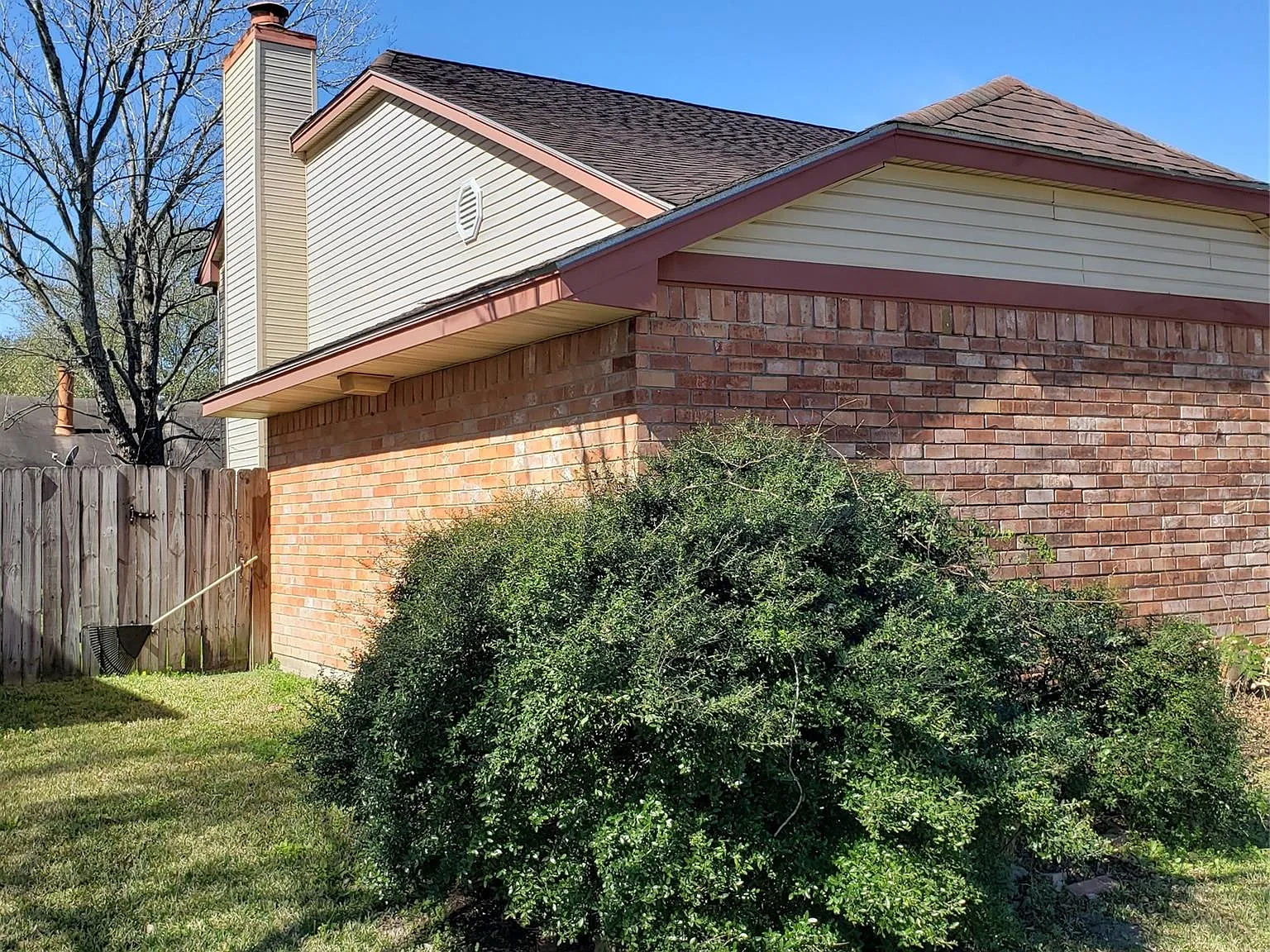 4 bed, 2.5 bath, 2296 sqft, $1,800 — Photo 2