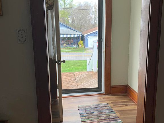 4th image of 204 Dickinson Ave