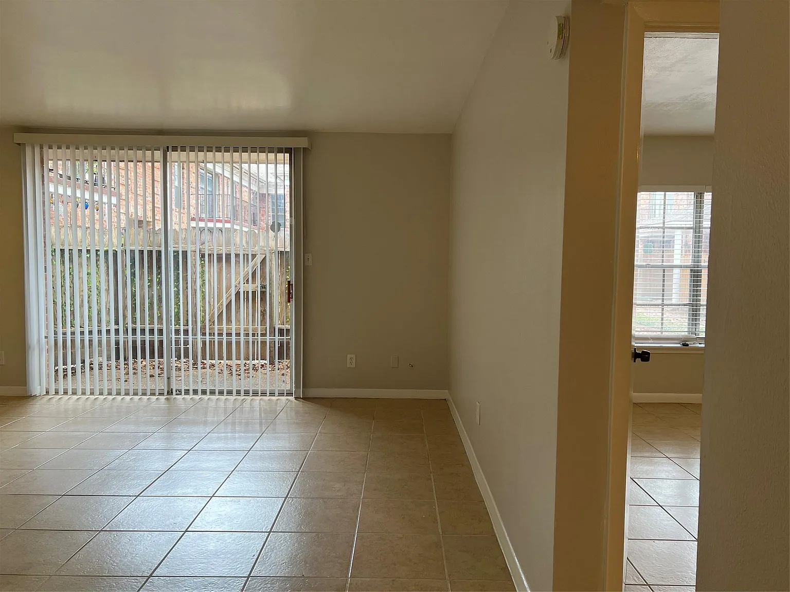 1 bed, 1.0 bath, 706 sqft, $975 — Photo 2