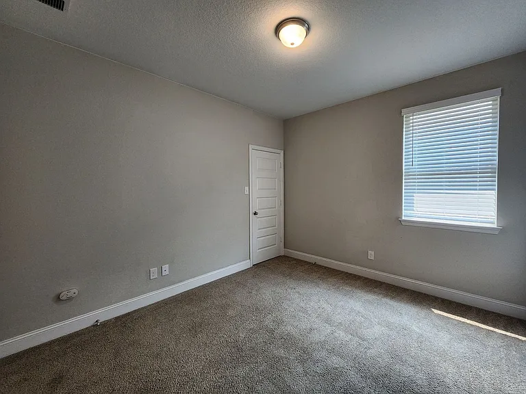 1331 Gruene Glen St — Photo 25