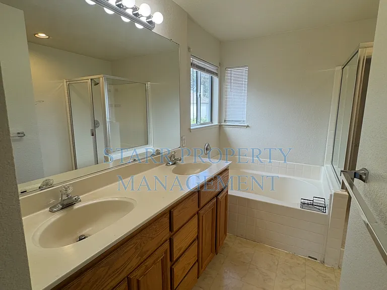 4355 Legacy Ct — Photo 11