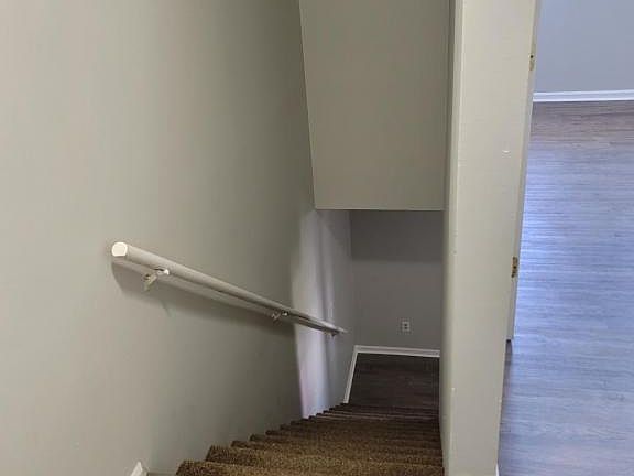 4th image of 952 Villa Dr APT 2