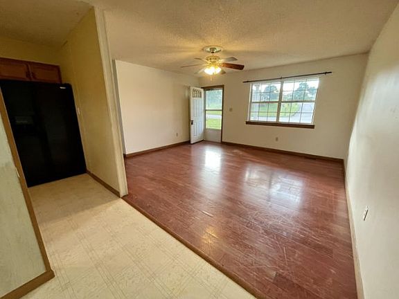 5th image of 166 Clear Pine Dr