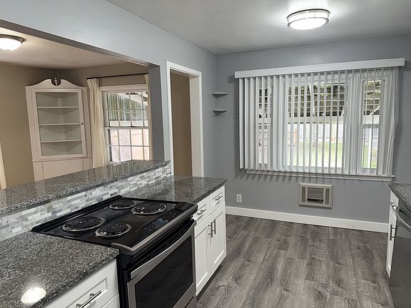 5th image of 2216 S Park Dr