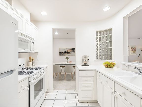 5th image of 420 Bellevue Way SE APT 101