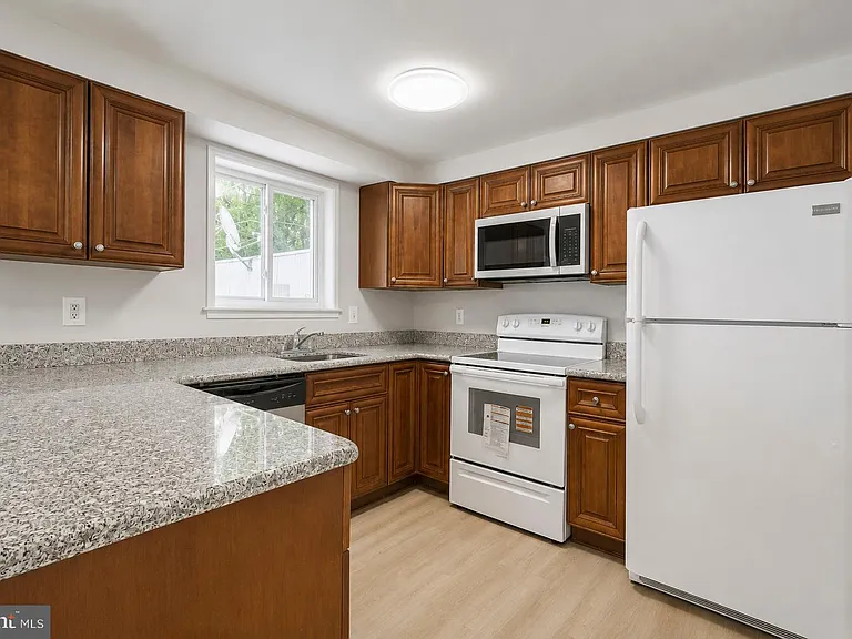 14435 Pebble Hill Ln S — Photo 12