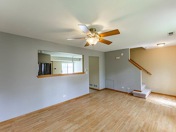 3rd image of 825 Symphony Dr