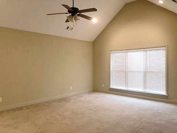 4th image of 39 Maggie Ct