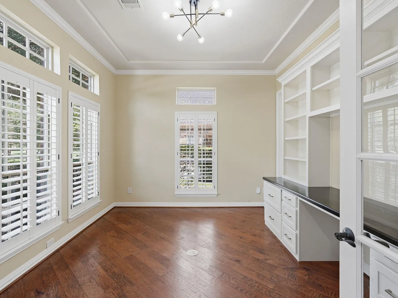 5 bed, 4.5 bath, $7,200 — Photo 3