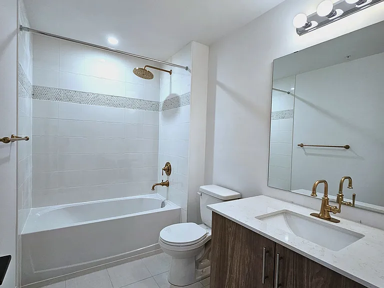 15 Kneeshaw Dr #405 — Photo 6
