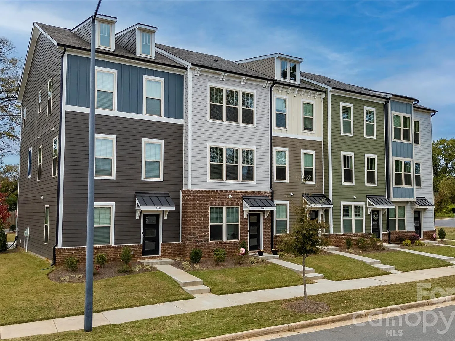 3 bed, 3.5 bath, 1560 sqft, $3,800 — Photo 3