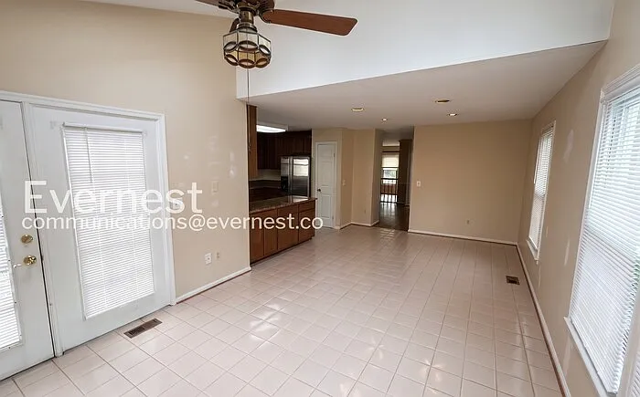 4 bed, 3.5 bath, 2010 sqft, $3,150 — Photo 4