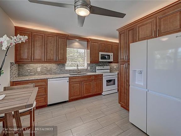 3rd image of 1601 Abaco Dr APT A3