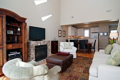 3rd image of 2251 W Saint Paul Ave APT 4B