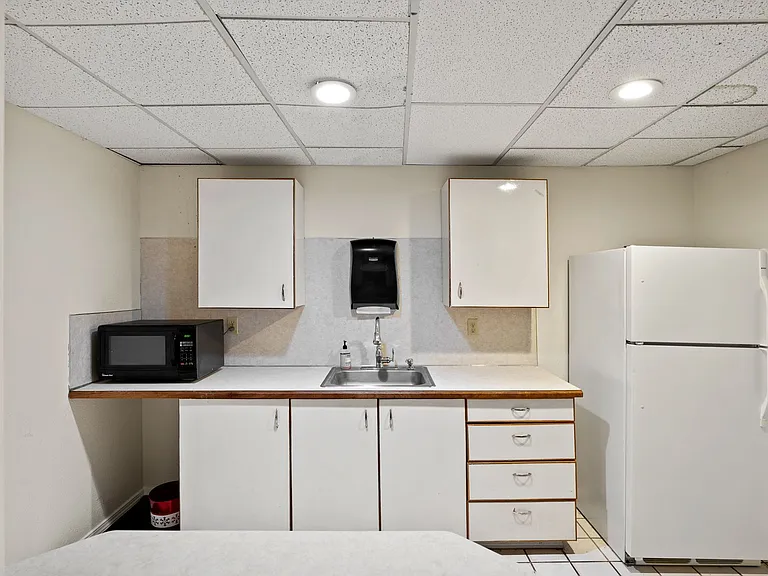 Abbottsford Apartments — Photo 13