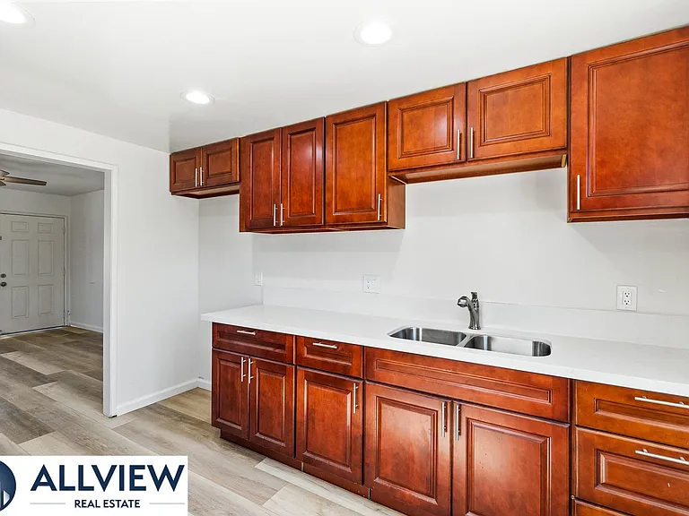 452 South Shaffer Street — Photo 9