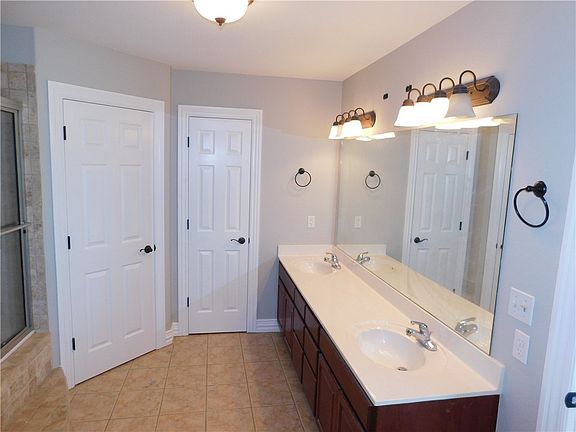 5th image of 301 Hindman Dr