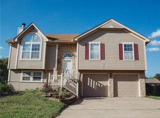 112 W Laredo Trl, Raymore, MO 64083