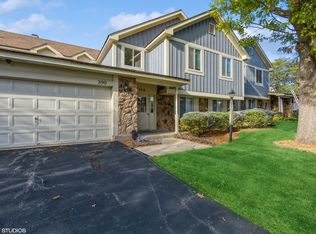 390 Springlake Ln APT B, Aurora, IL 60504