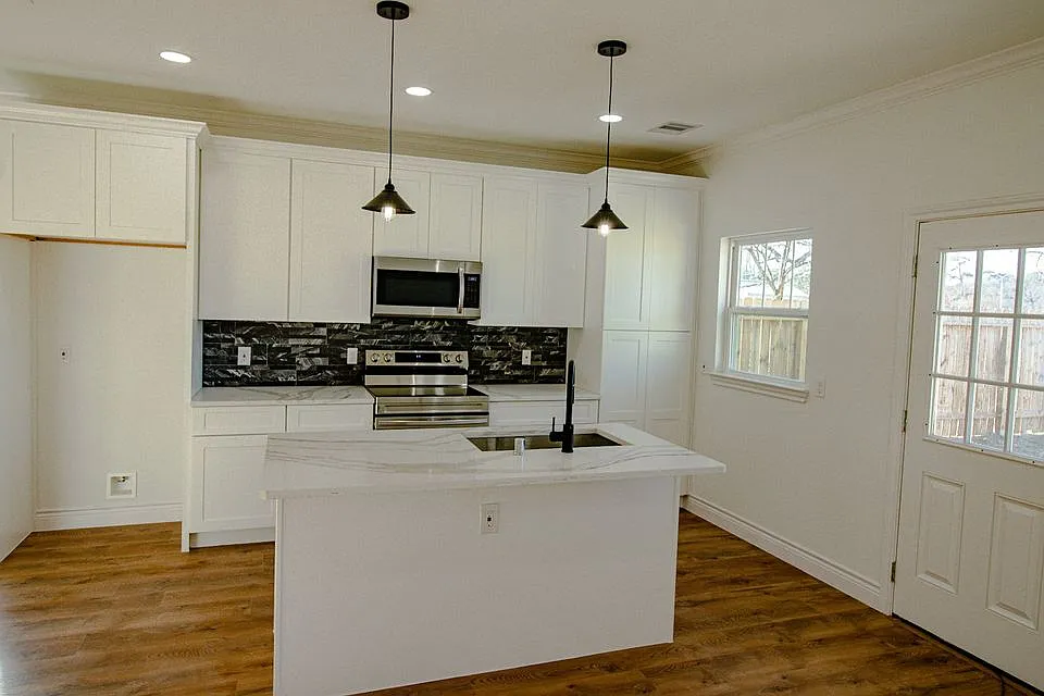 3 bed, 2.5 bath, 1350 sqft, $1,725 — Photo 2