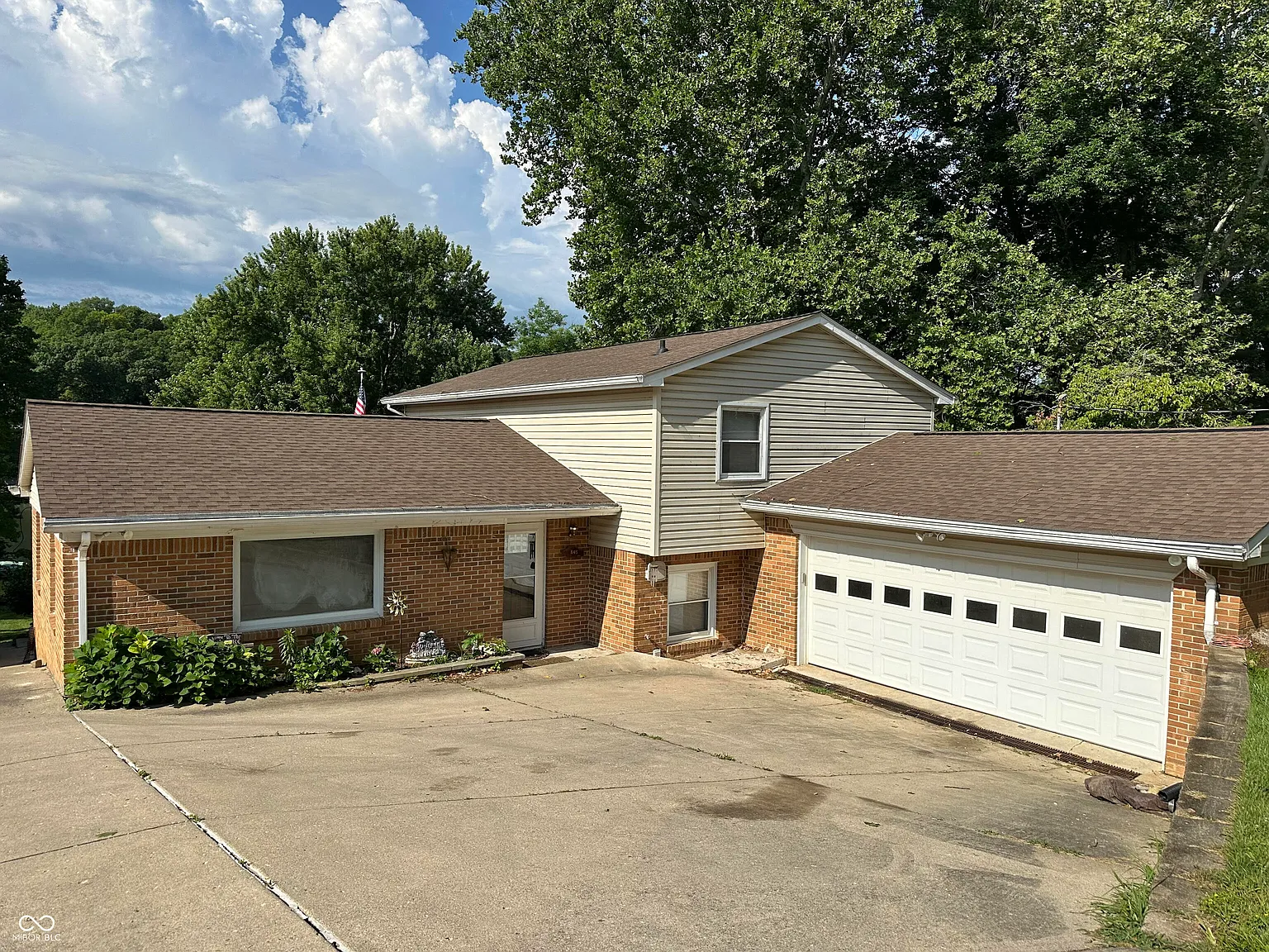 1145 Locust Dr photo 1