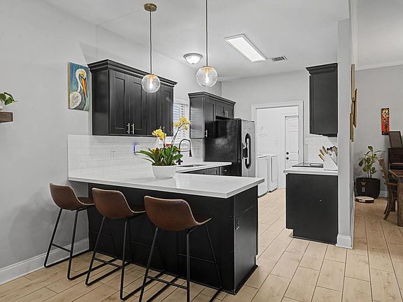 4th image of 180 Belle Isle Dr