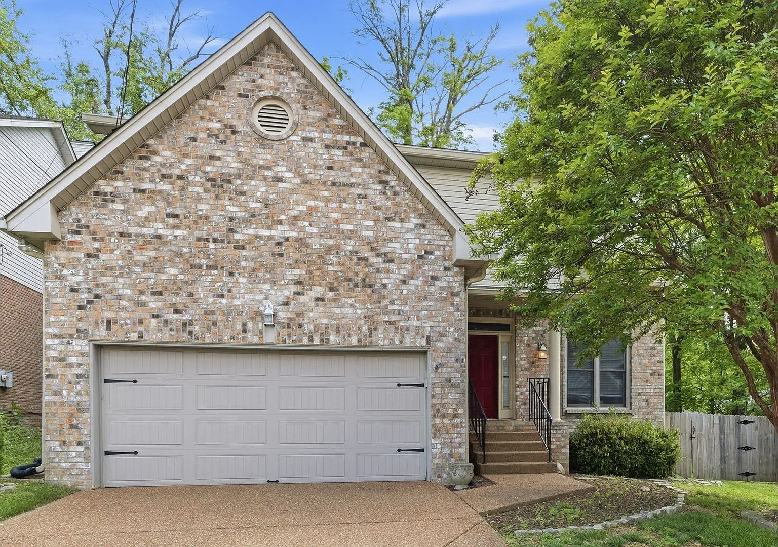 Nestled on a quiet cul-de-sac, this charming 3BR/2.5BA home offers an ideal Bellevue! — Photo 1