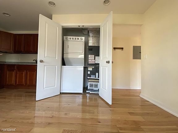 4th image of 1537 Christian St APT 3