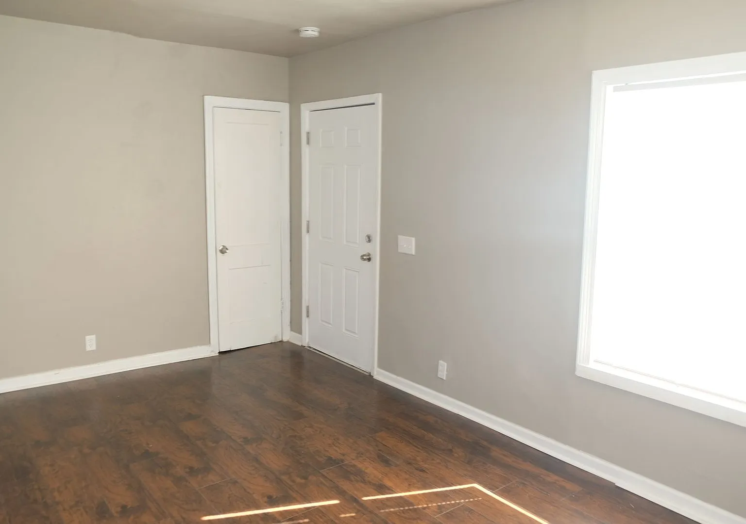 Beautiful Home With 2 Car Garage Located In Quiet Neighborhood! — Photo 4