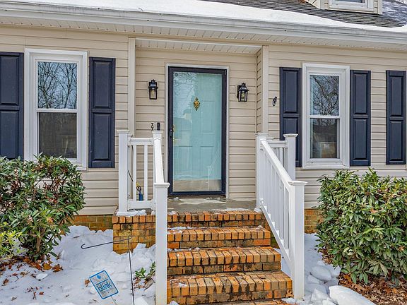 3rd image of 703 Hedgewood Ter