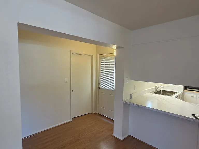 1309 W 14th St — Photo 11