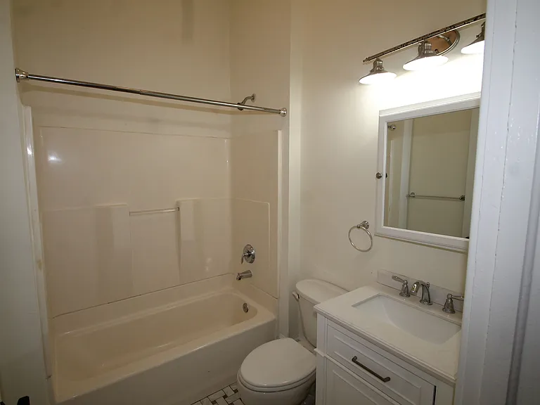 1008 Barnard St — Photo 9