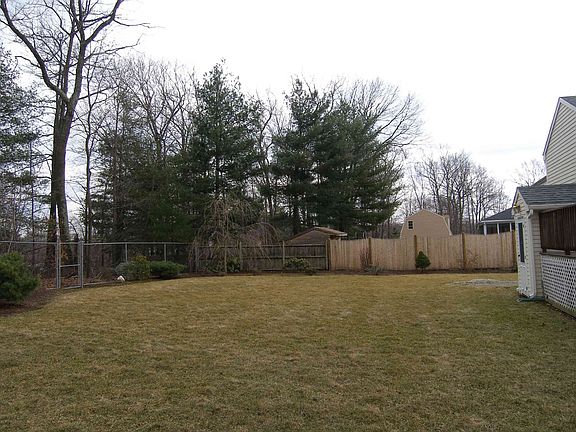 3rd image of 10 Redwood Dr