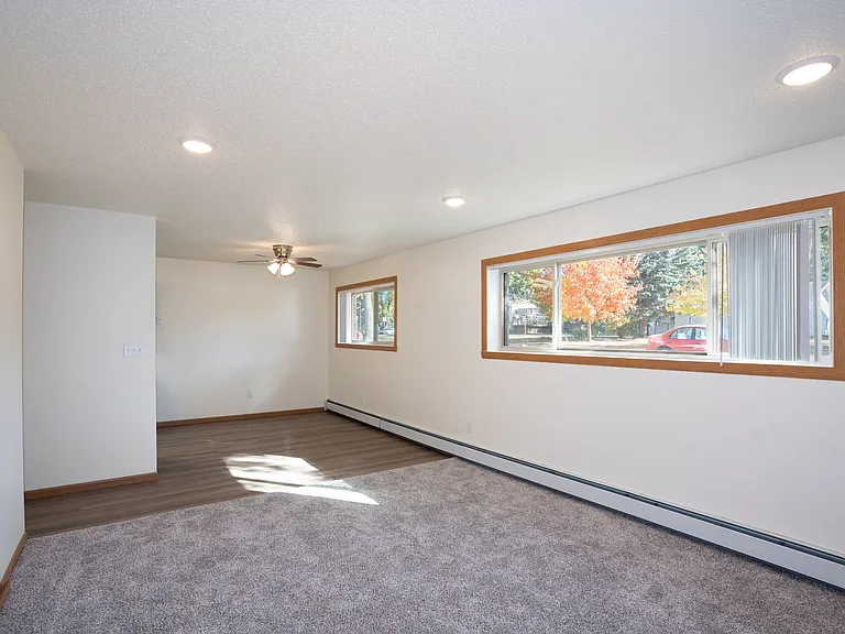 Fargo, ND Country Club Apartments | 21B | Living