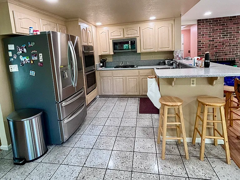 1084 Sunrise Dr — Photo 3