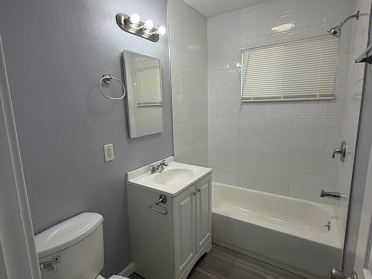 1020 E 12th St #4 — Photo 2