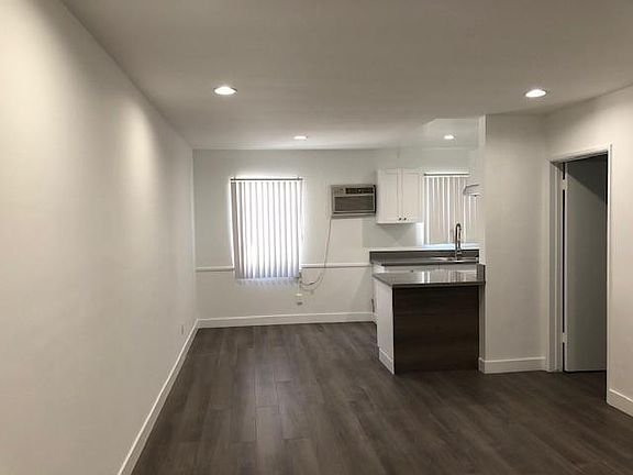 3rd image of 7045 Whitsett Ave APT 5