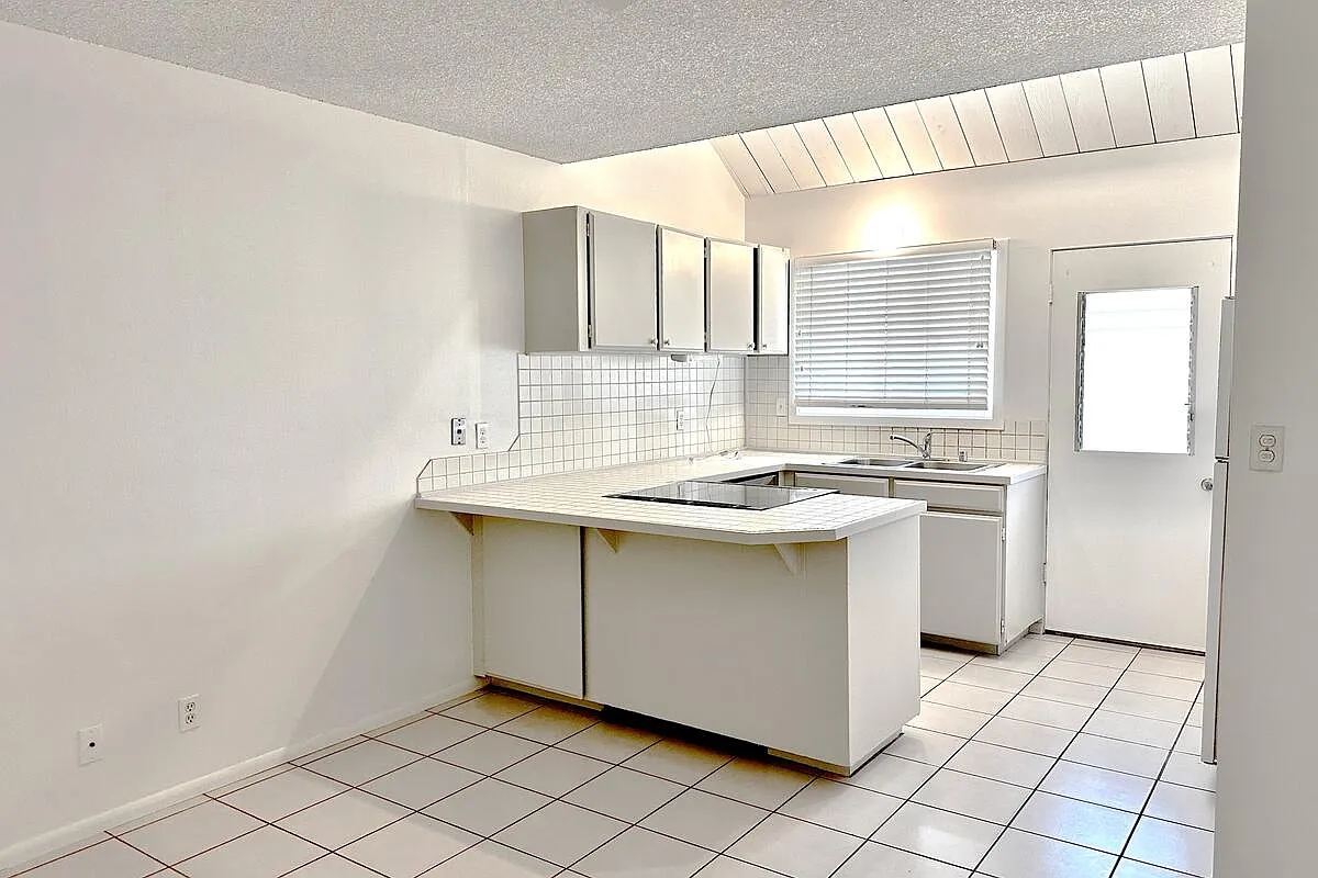 3 bed, 1305 sqft, $3,900 — Photo 4
