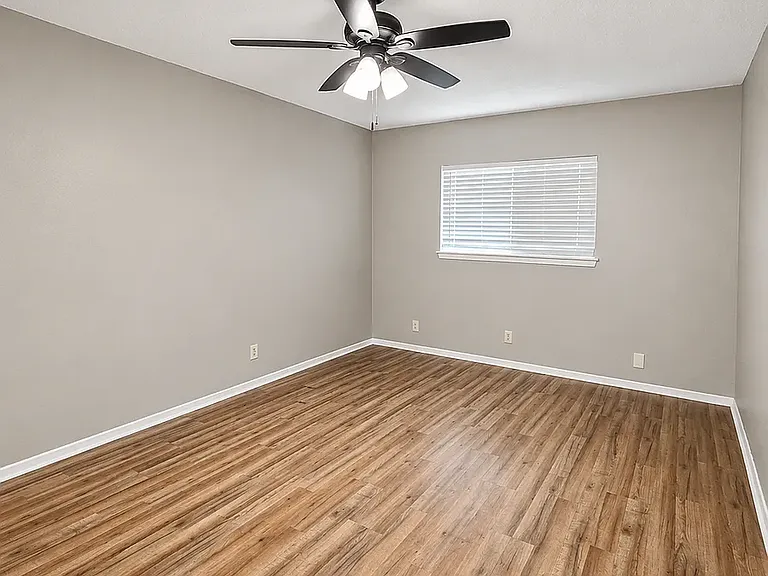 8603 Leyland — Photo 12