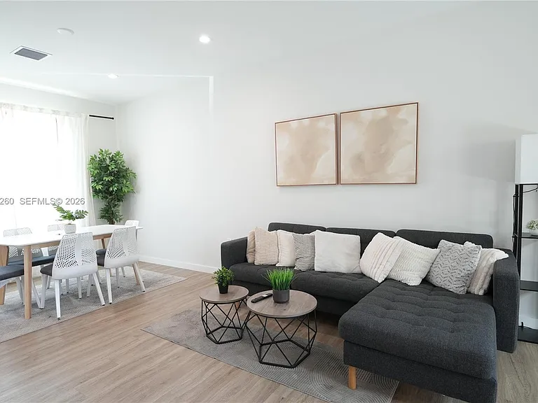 211 SE 4th St #3 — Photo 5
