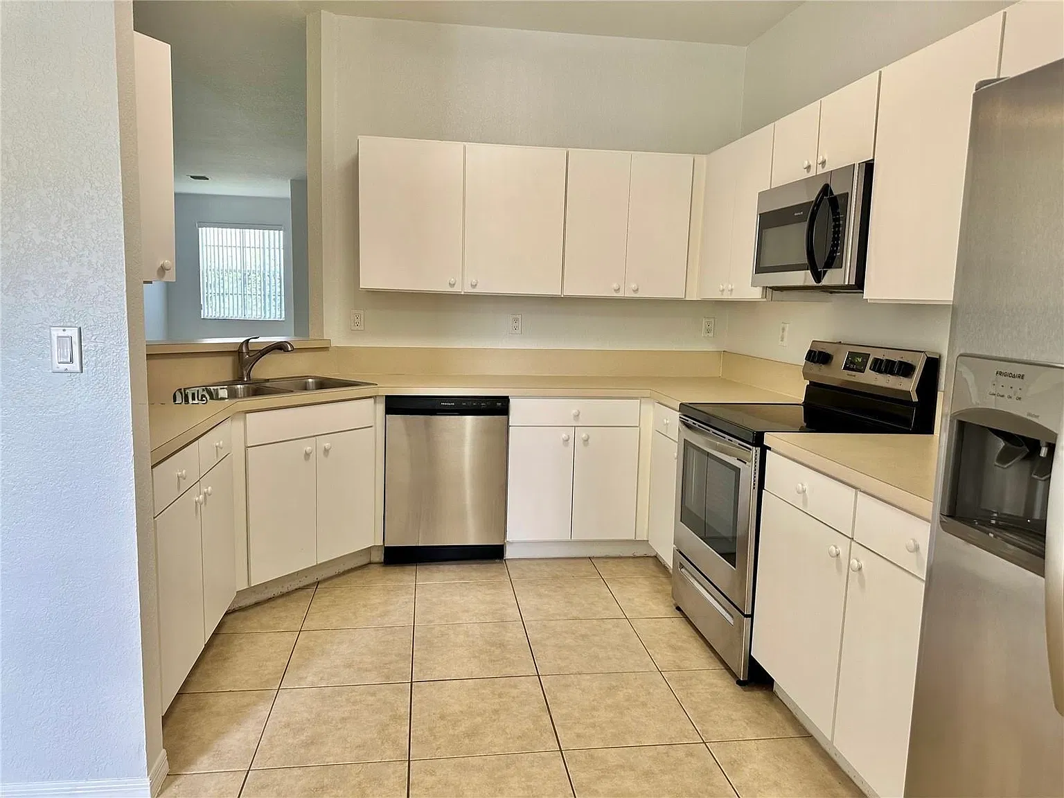 3 bed, 3.5 bath, 1954 sqft, $3,200 — Photo 3